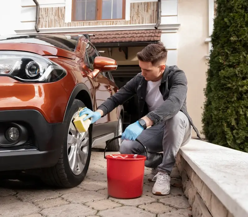 Lavage auto à domicile Peyrabout : professionnel intervenant sur un véhicule